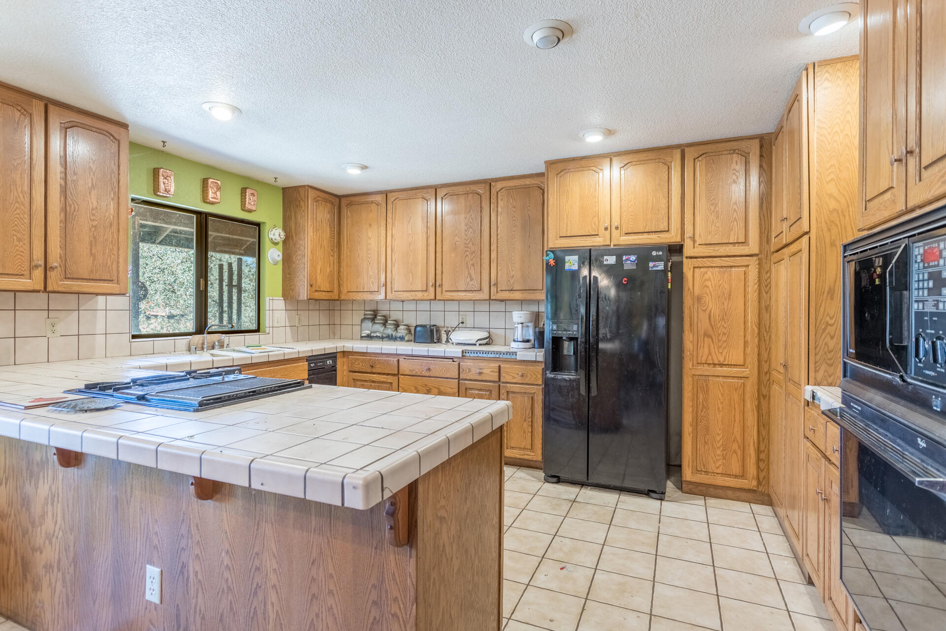 10202 Rd Runner Way Redding, CA 96003 - Photo 8 of 22 kitchen