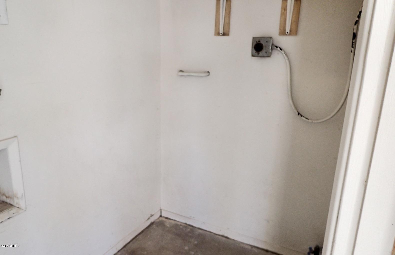 407 Essex Road Kearny, AZ 85137 - Photo 12 of 17 Laundry Room