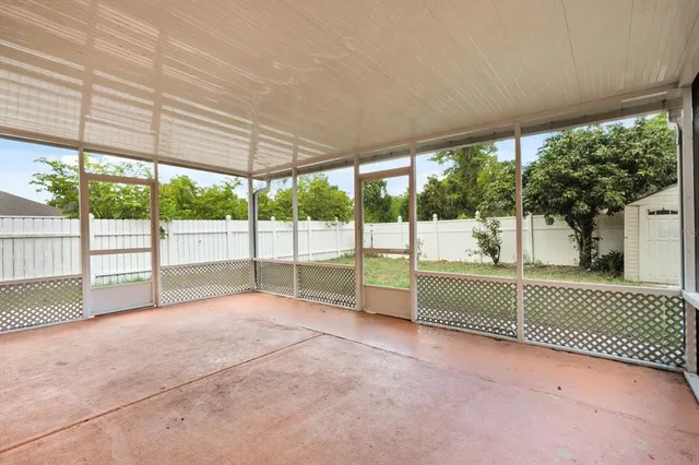 a view of a backyard