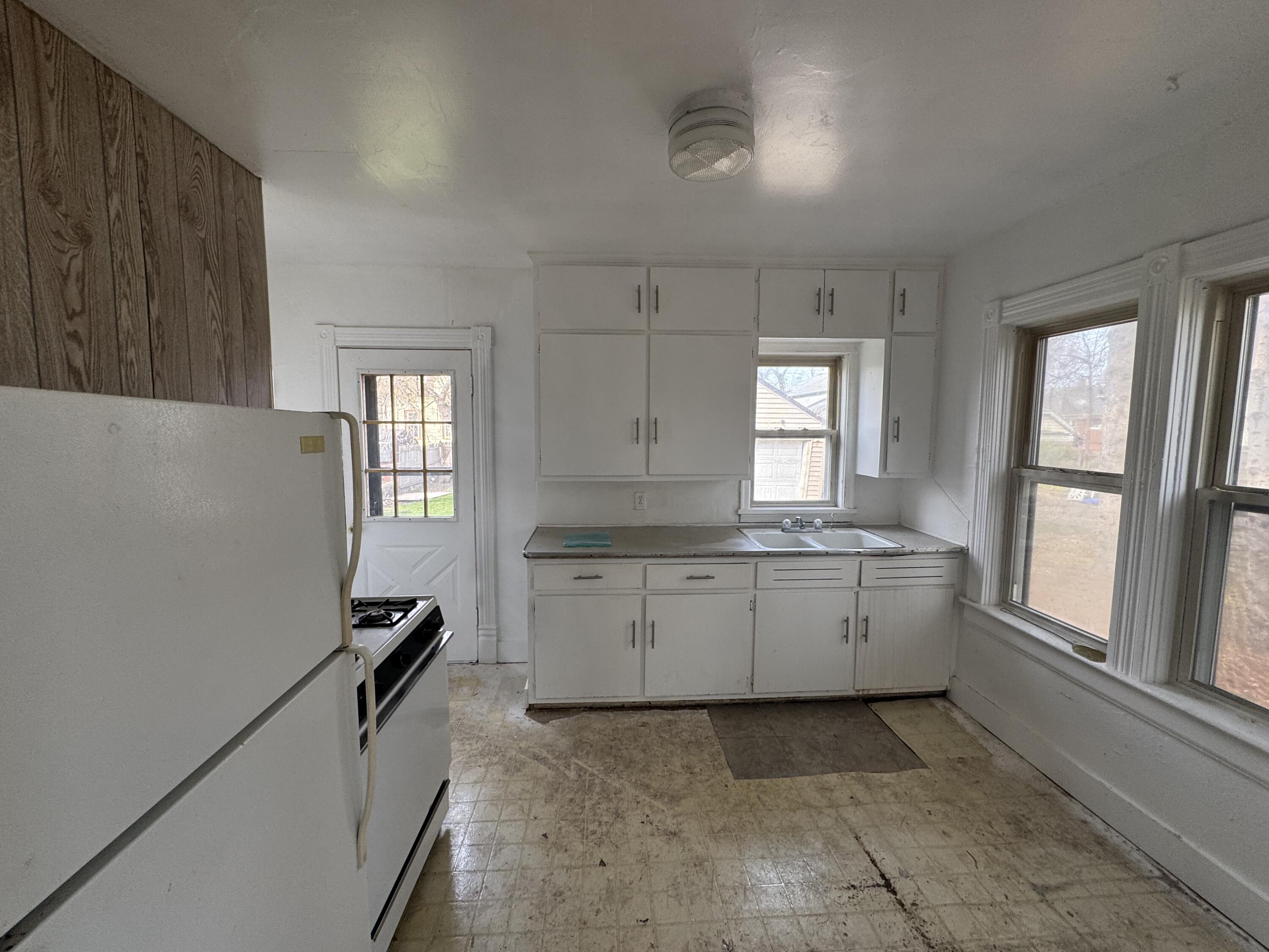 2318 54th Street Kenosha, WI 53140 - Photo 5 of 14 2318 54th kitchen lwr angle 2