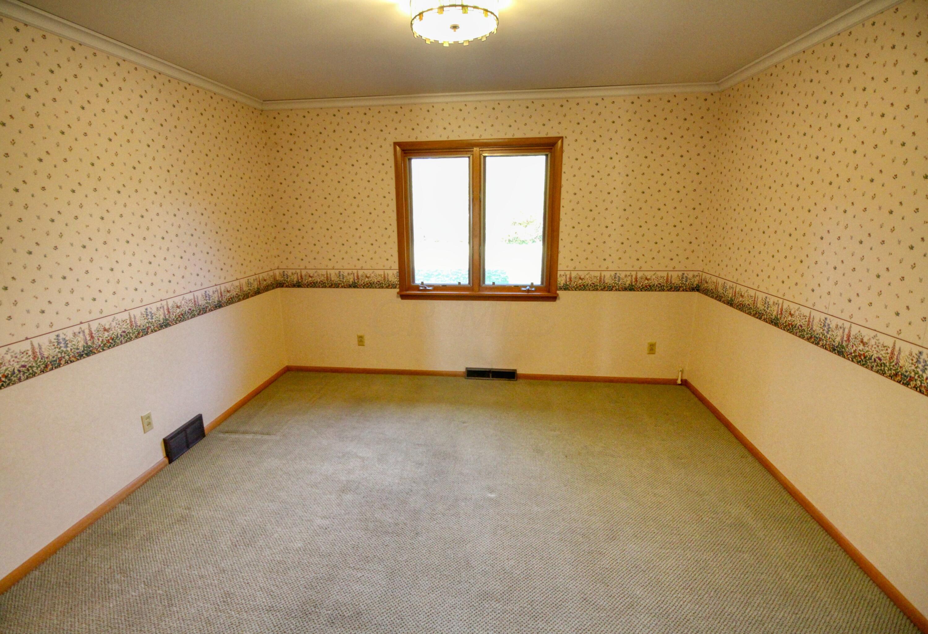 2066 Middlesex Road Columbus, OH 43220 - Photo 5 of 26 Den/Office1