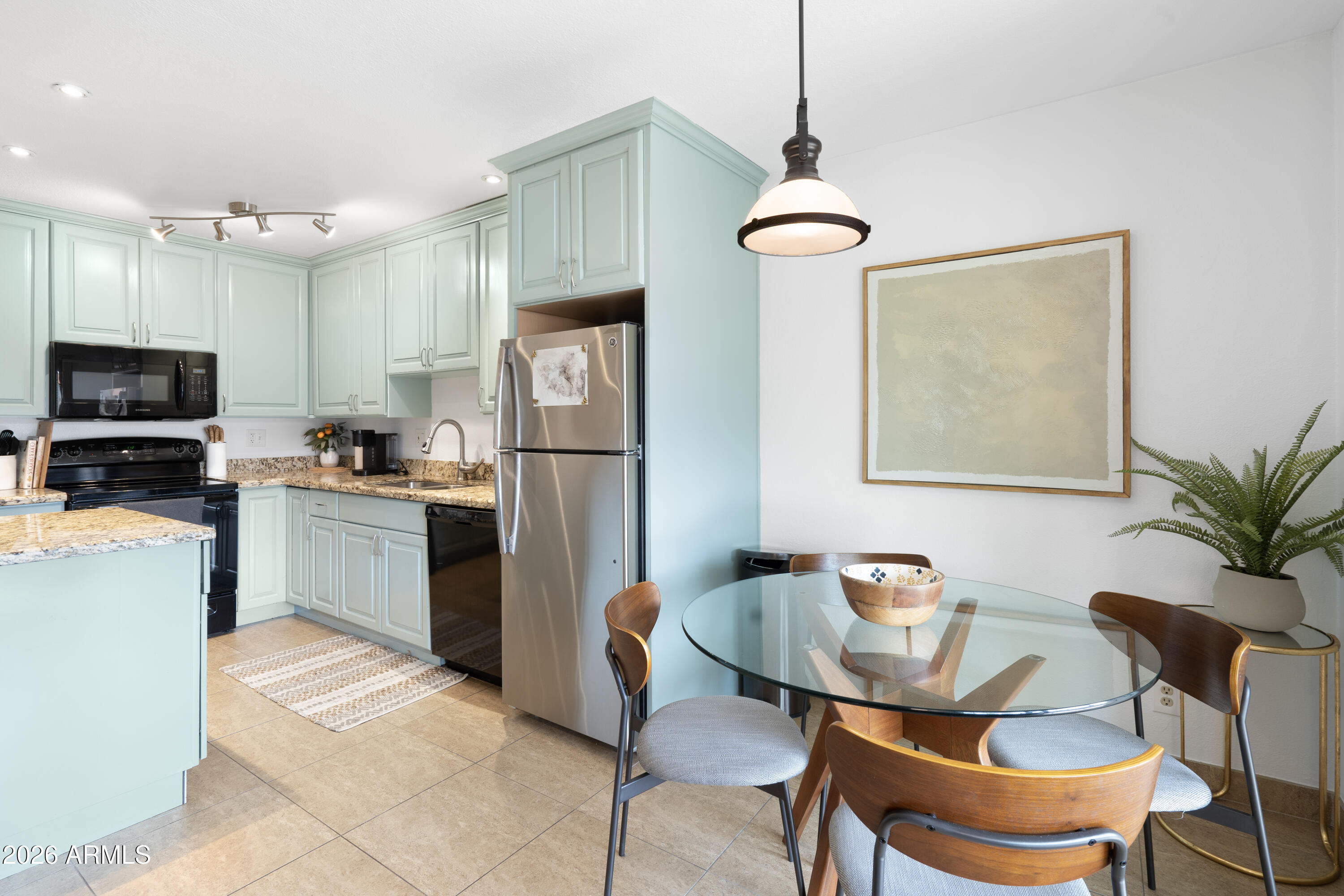 5525 East Thomas Road, Unit G10 Phoenix, AZ 85018 - Photo 3 of 18 Kitchen