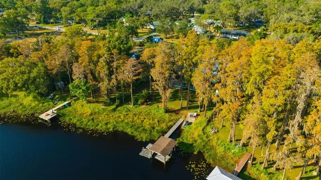 a view of a pathway with a house
