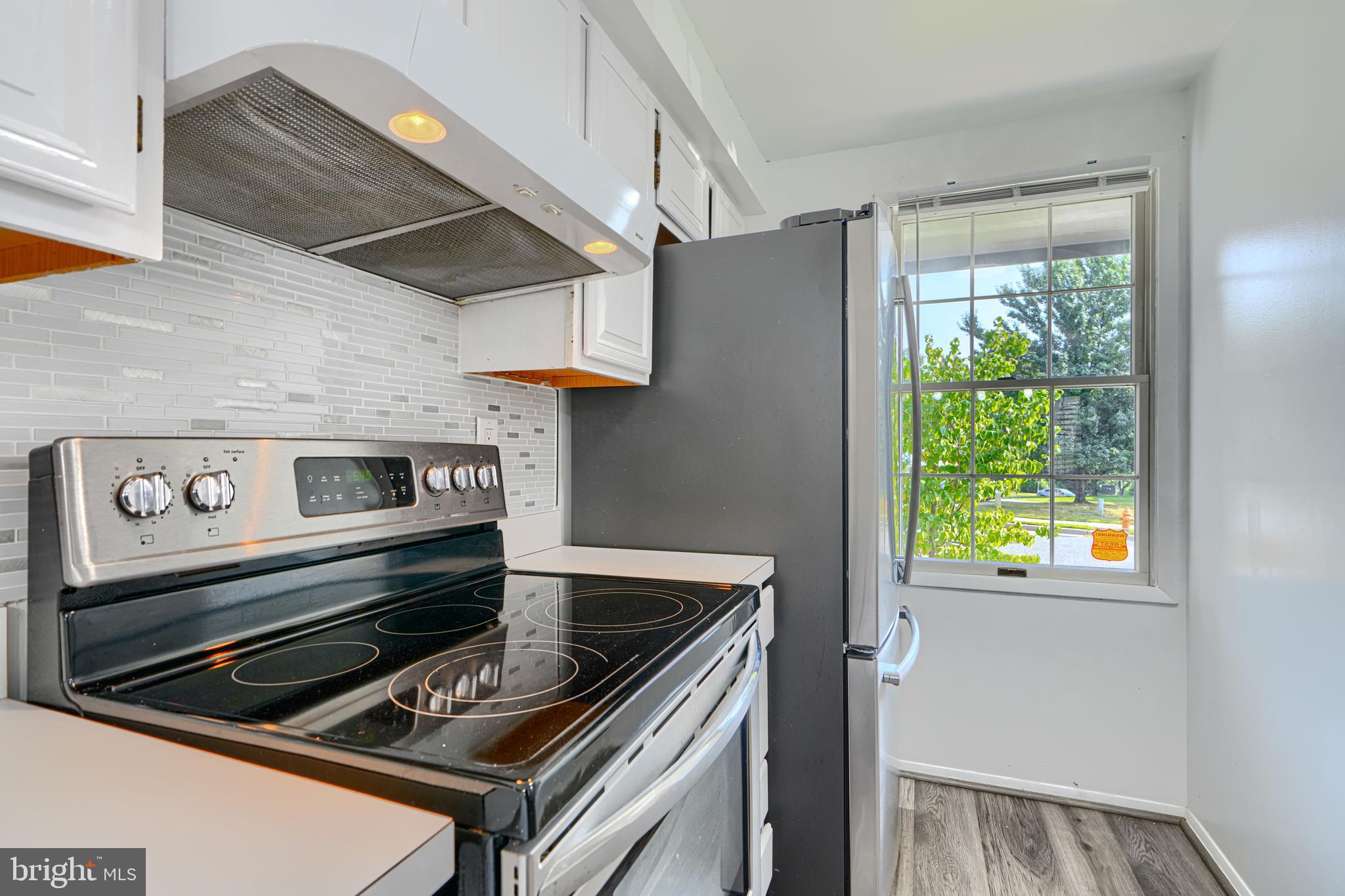 6 Stillwood Circle Nottingham, MD 21236 - Photo 4 of 26 a kitchen with a stove and a microwave