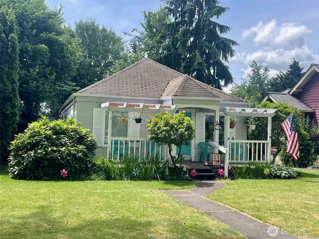 a view of a house with backyard and garden