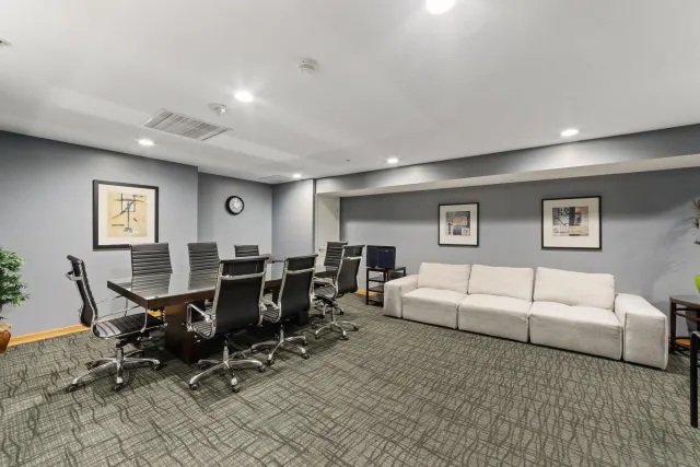 a row of benches sitting on a sidewalk