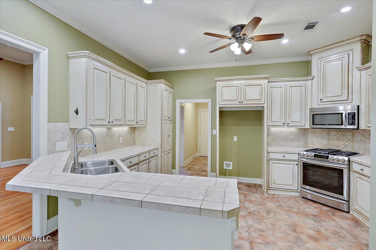 125 Baileys Ridge Circle Clinton, MS 39056 - Photo 9 of 35 10-125 Baileys Ridge Cir