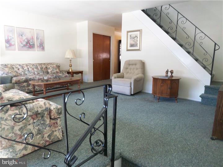 3246 Lester Road Philadelphia, PA 19154 - Photo 3 of 25 Living Room
