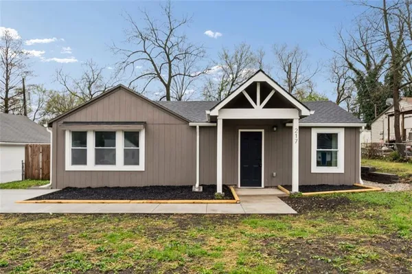 $285,000 | 217 West 83rd Terrace, Kansas City, MO 64114