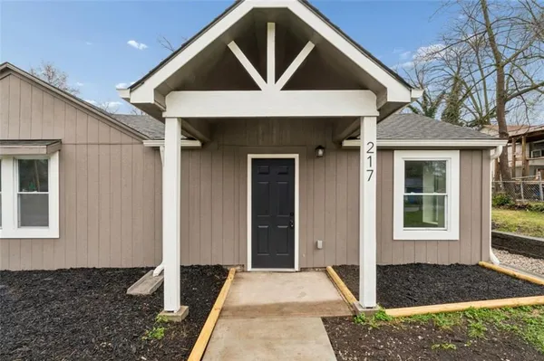 $285,000 | 217 West 83rd Terrace, Kansas City, MO 64114
