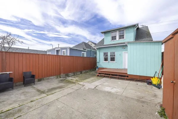 a view of a backyard