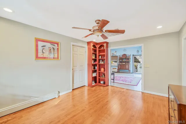 a view of a livingroom with a workspace