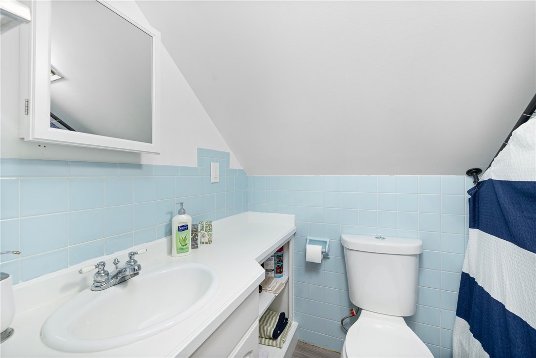 6 Cliff Terrace Newport, RI 02840 - Photo 30 of 37 Second Floor Bath