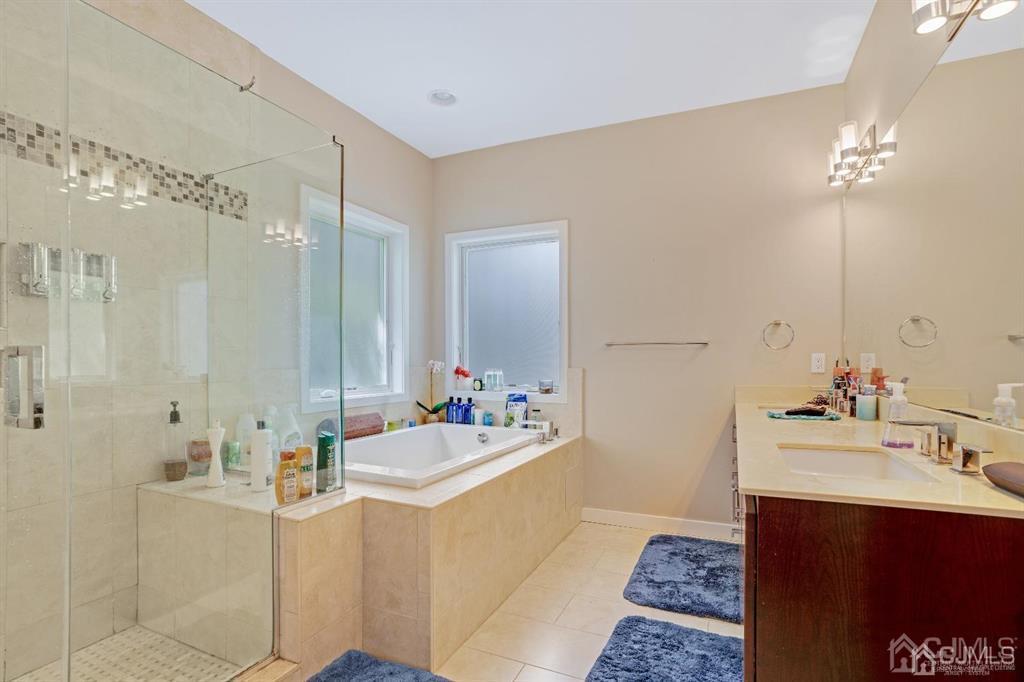 3 Clive Hills Road Edison, NJ 08820 - Photo 29 of 39 a bathroom with a tub sink and mirror