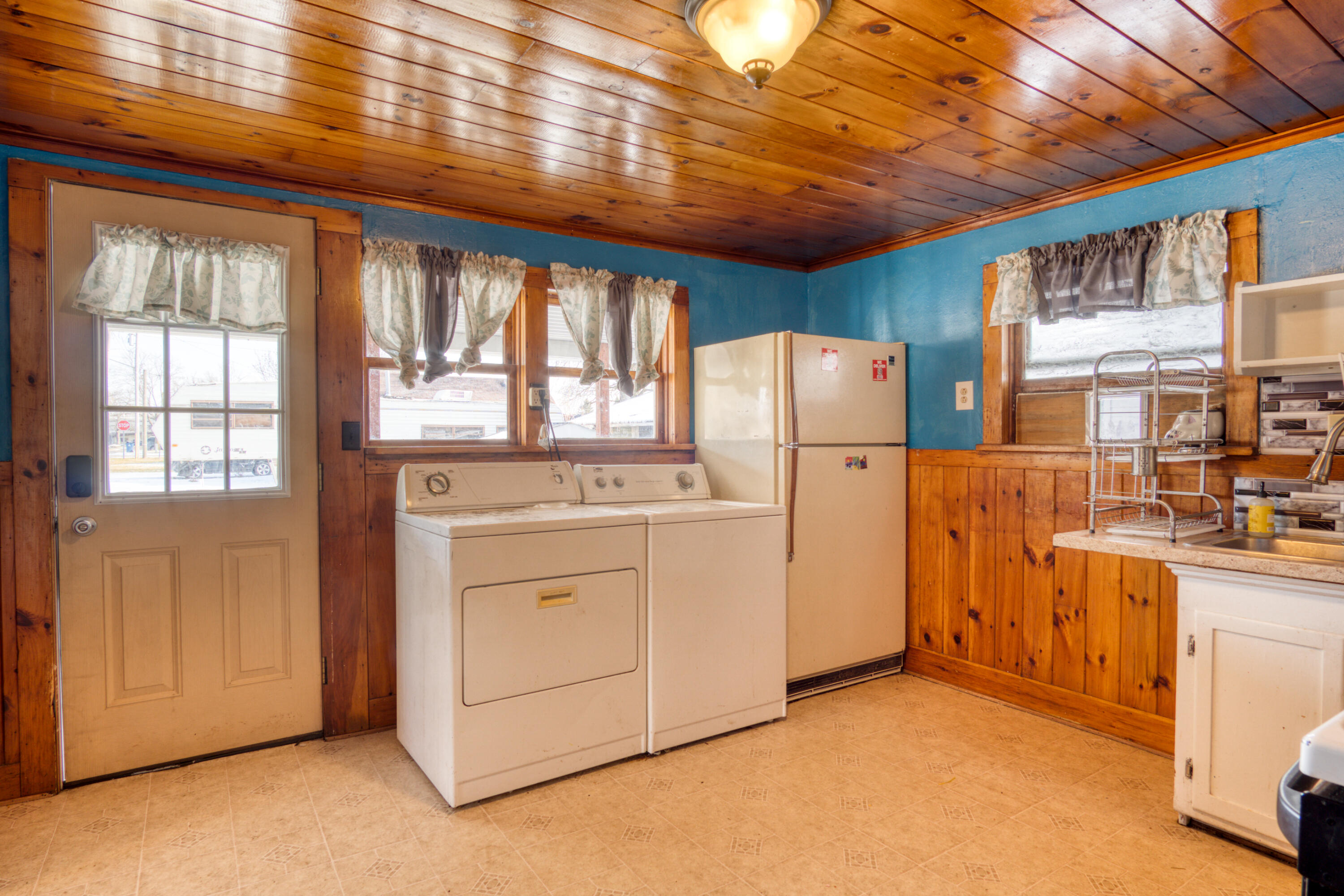 402 Morse Street Reed City, MI 49677 - Photo 8 of 28 DSC09396_3