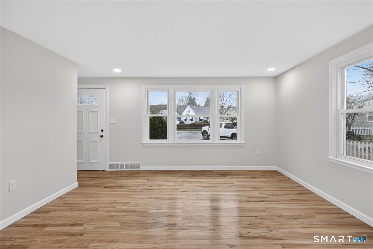 321 Franklin Road Hamden, CT 06517 - Photo 3 of 32