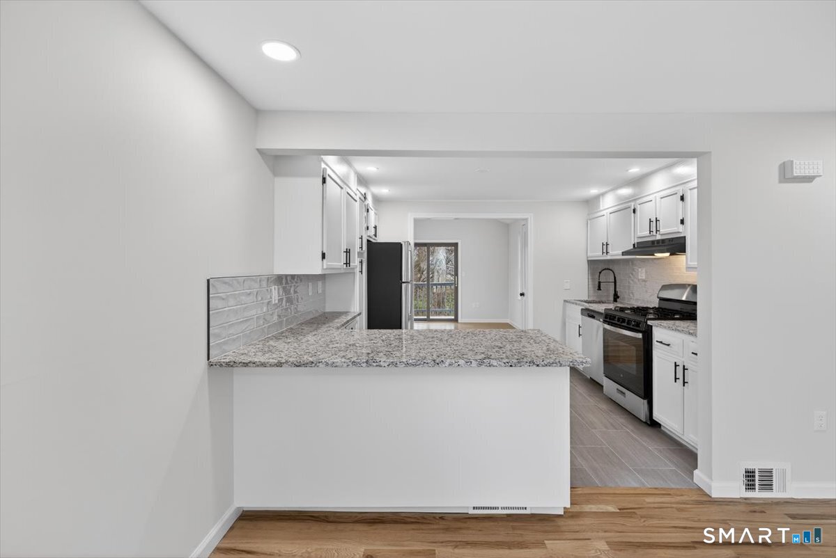 321 Franklin Road Hamden, CT 06517 - Photo 4 of 32