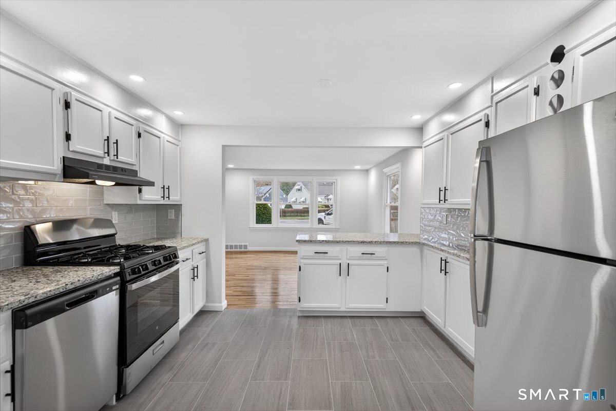 321 Franklin Road Hamden, CT 06517 - Photo 5 of 32