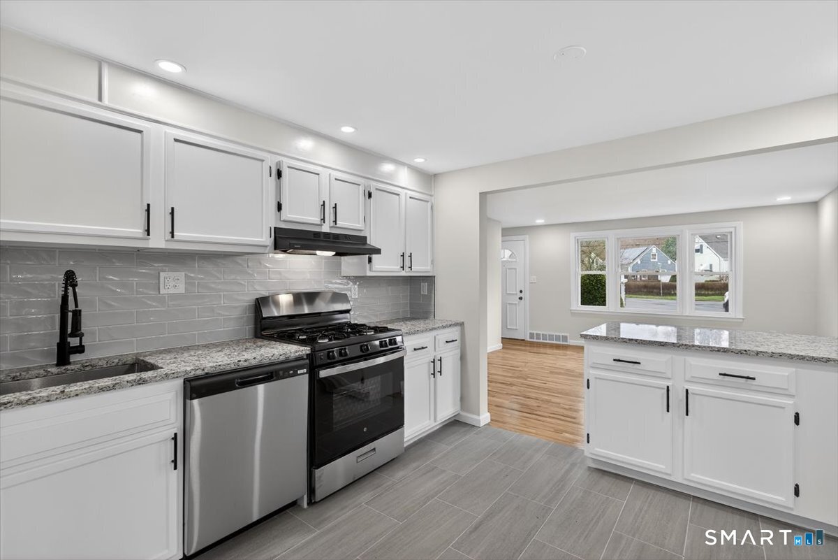 321 Franklin Road Hamden, CT 06517 - Photo 7 of 32