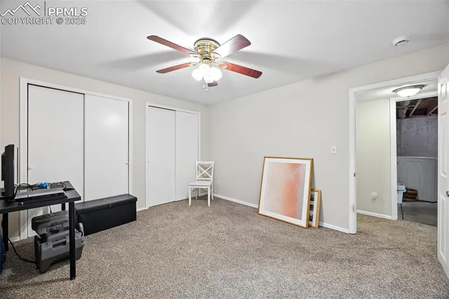 a view of a livingroom with a workspace