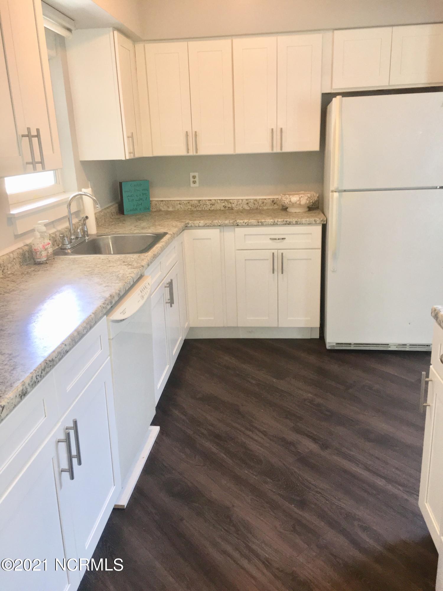 718 Azalea Drive, Unit 458 Hampstead, NC 28443 - Photo 4 of 14 Kitchen 2