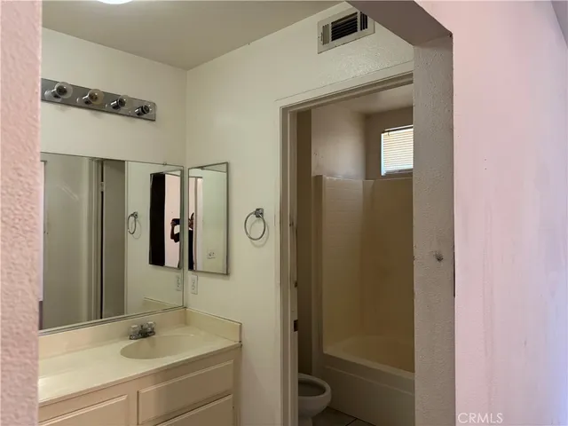 $2,600 | 1102 Clark Street, Riverside, CA 92501