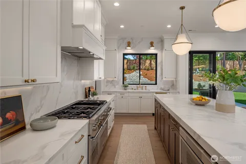 $4,399,995 | 4024 85th Avenue Southeast, Mercer Island, WA 98040