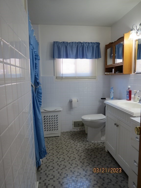17 Bowl Road Chelmsford, MA 01824 - Photo 9 of 30 a bathroom with a toilet a sink and mirror
