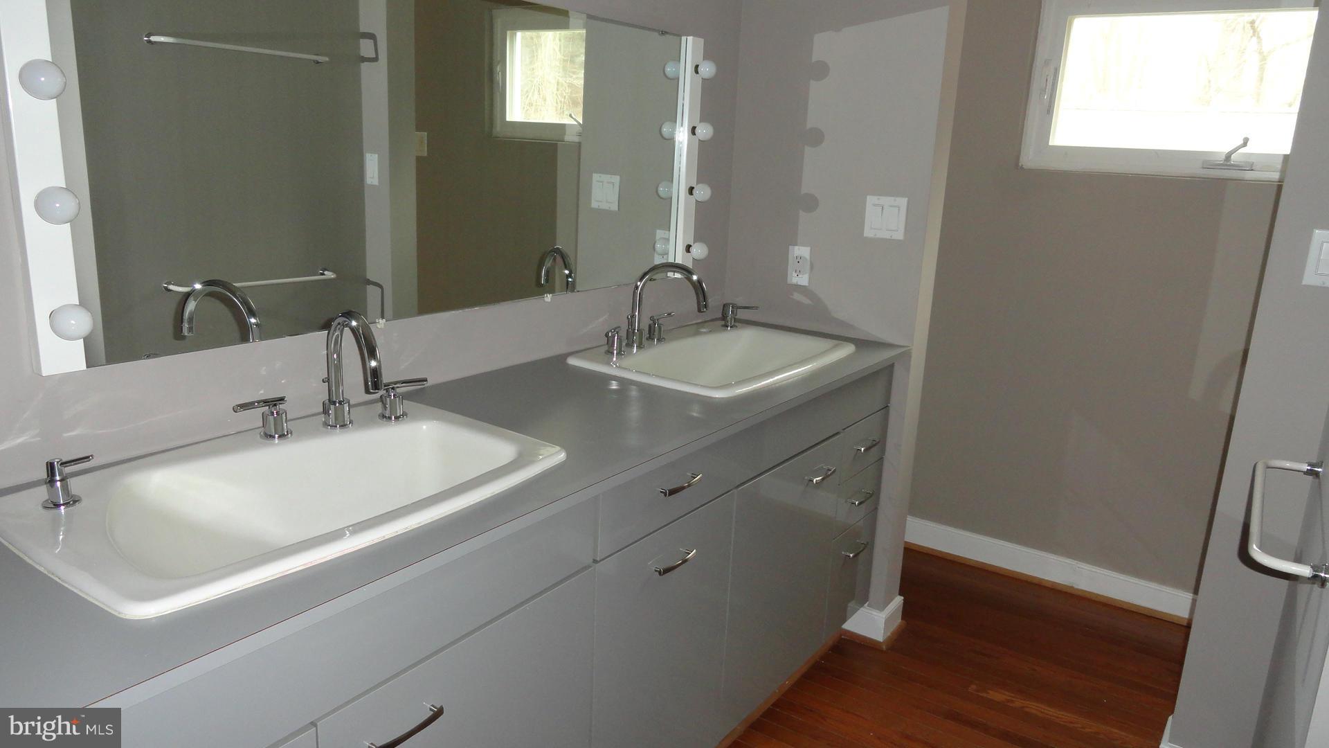 16335 Hamilton Station Road Waterford, VA 20197 - Photo 18 of 30 Bath (Master)