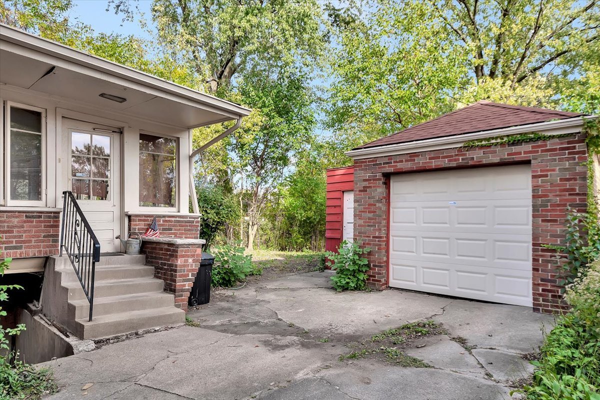 9527 South Damen Avenue Chicago, IL 60643 - Photo 29 of 30 a front view of a house with garden