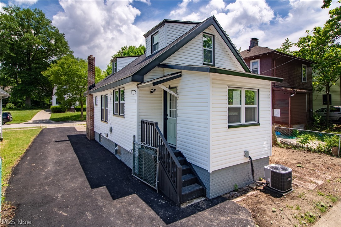 954 Whitby Road Cleveland Heights, OH 44112 - Photo 3 of 31