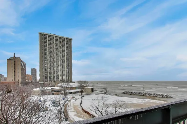 $299,900 | 5901 North Sheridan Road, Unit 6K, Chicago, IL 60660
