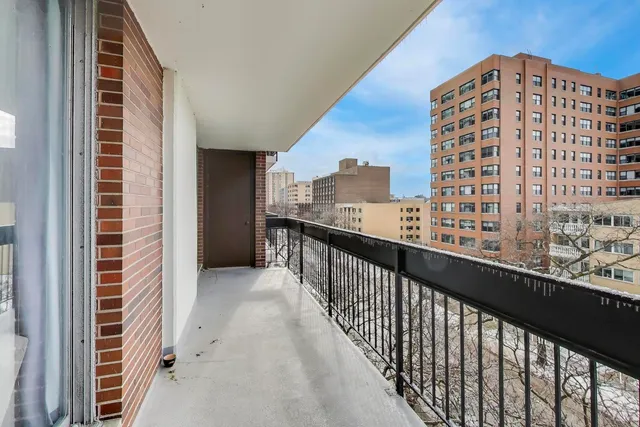 $299,900 | 5901 North Sheridan Road, Unit 6K, Chicago, IL 60660