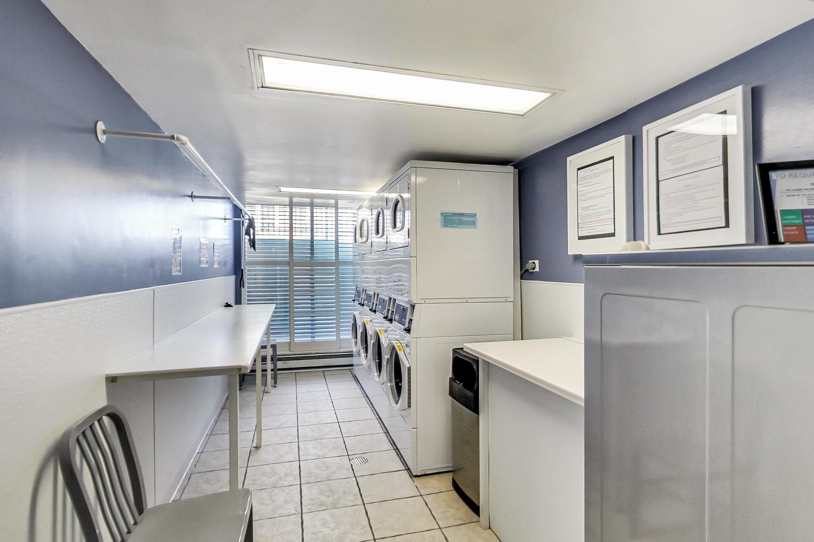 5901 North Sheridan Road, Unit 6K Chicago, IL 60660 - Photo 30 of 39 a hallway with a white stove a washer and dryer