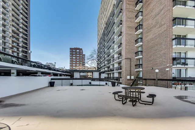 $299,900 | 5901 North Sheridan Road, Unit 6K, Chicago, IL 60660