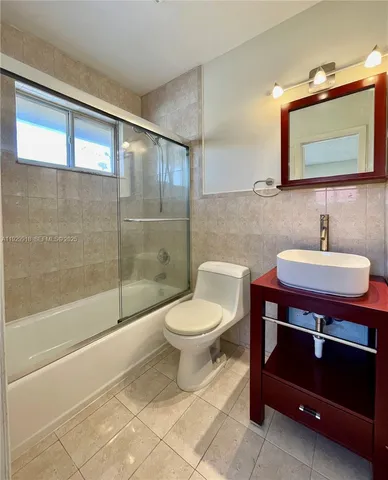 a view of a yard with a house