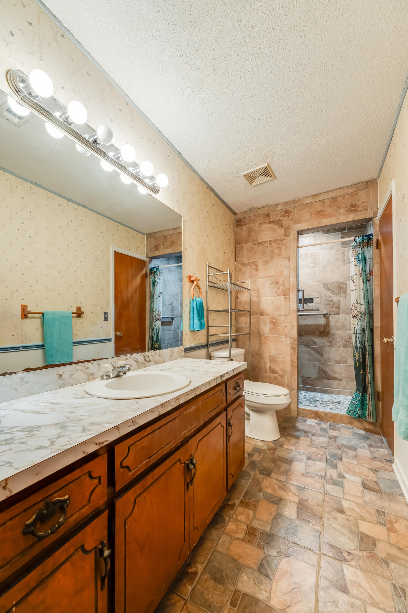 3382 Polly Lane Crestview, FL 32539 - Photo 17 of 31 3382 Bathroom1