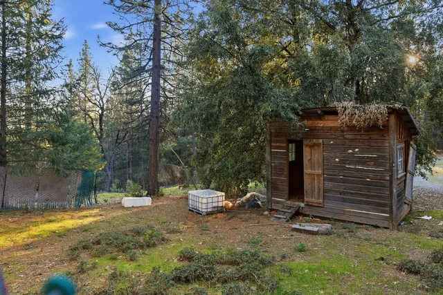 a view of a house with backyard