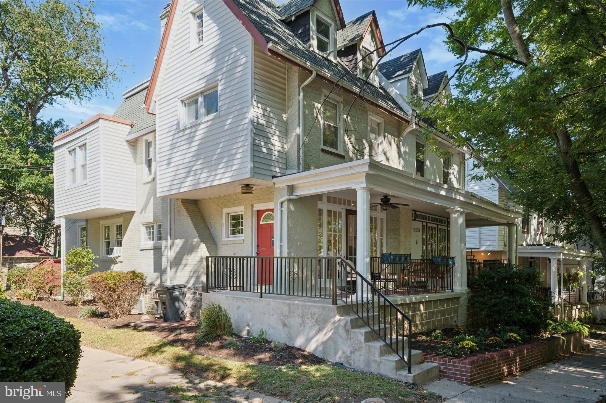 a view of a house with backyard