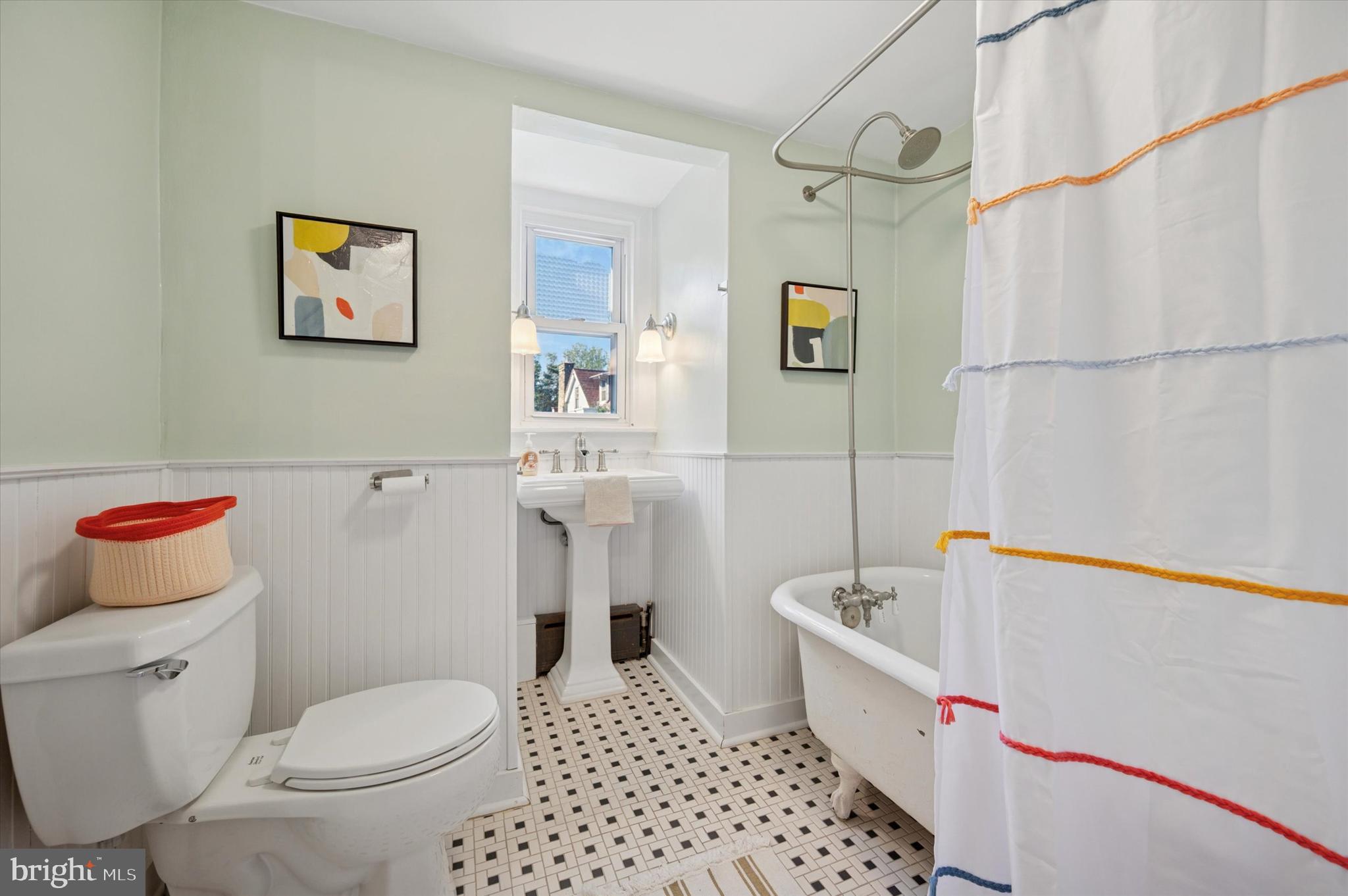 525 Burnham Road Philadelphia, PA 19119 - Photo 26 of 36 a bathroom with a bathtub and toilet