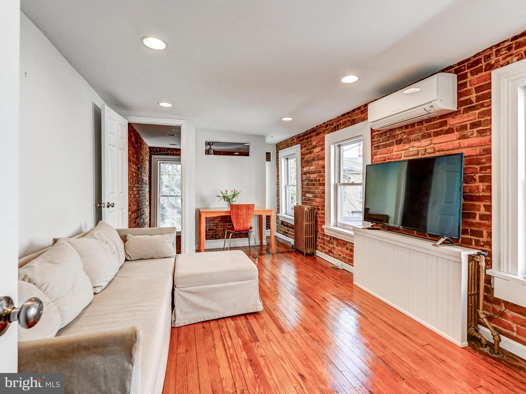 2013 Bank Street Baltimore, MD 21231 - Photo 22 of 38 a living room with furniture and a flat screen tv