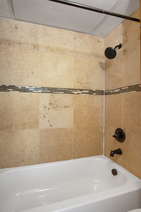 708 Graham Place, Unit 205 Austin, TX 78705 - Photo 7 of 11 a bathroom with a bathtub