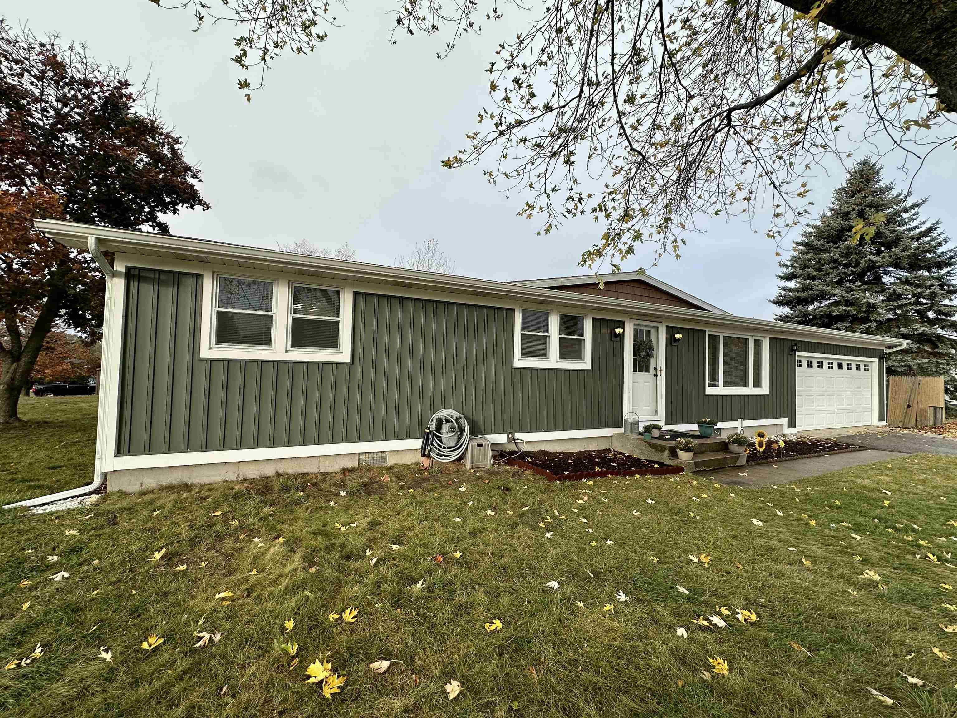 1908 Radcliff Road Traverse City, MI 49685 - Photo 7 of 41