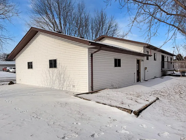 $319,900 | 509 Summer Lane, Lakefield, MN 56150