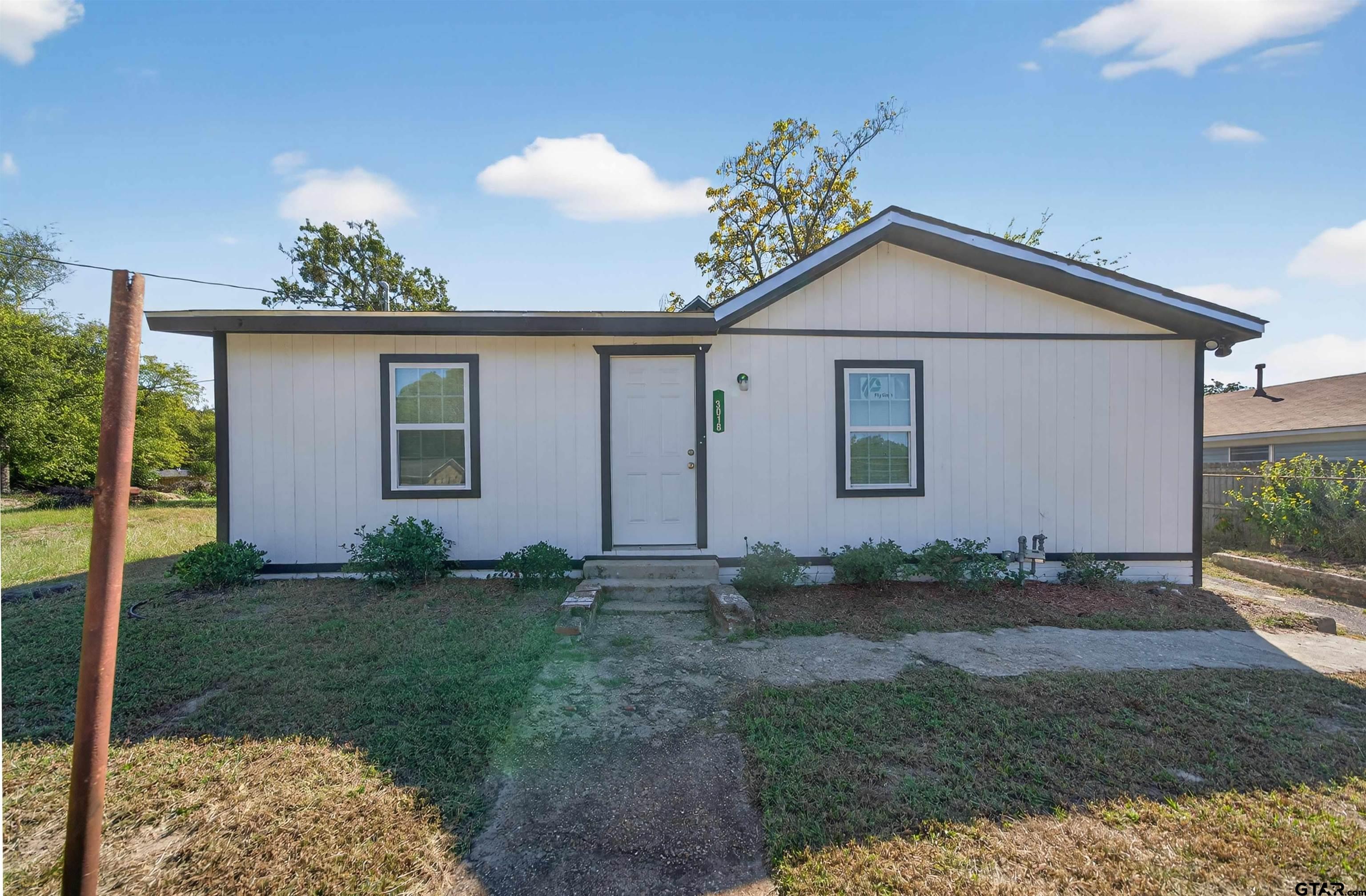 a view of a house with yard