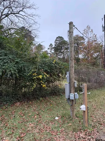 a table and chairs sitting in the middle of a yard