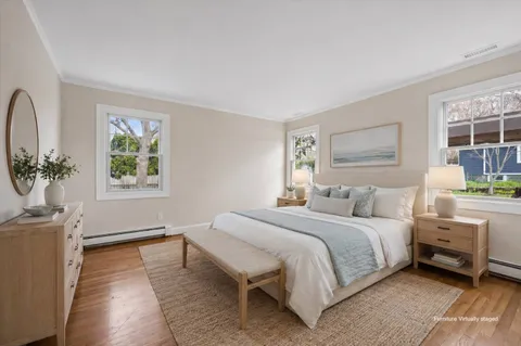 $987,500 | 5 Maryland Boulevard, Hampton Bays, NY 11946