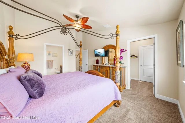 a very nice looking room with a big room