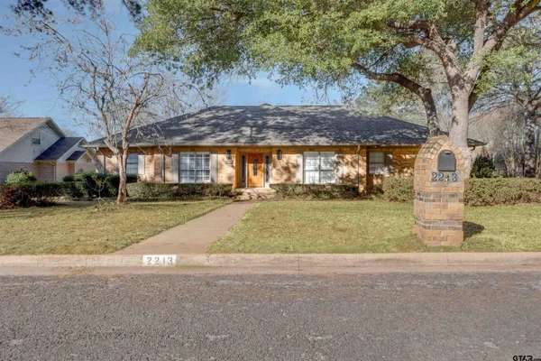 $585,000 | 2213 Melissa Drive, Palestine, TX 75803