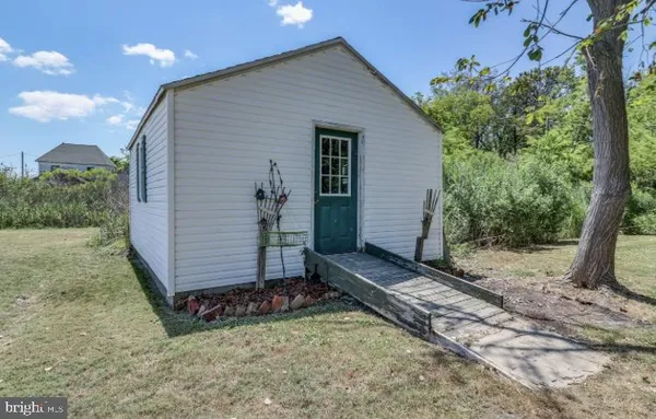 a view of a house with backyard